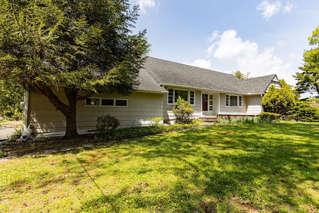 108 Midwood Way, Colonia, NJ 07067, Presented by Shannon DellaFortuna